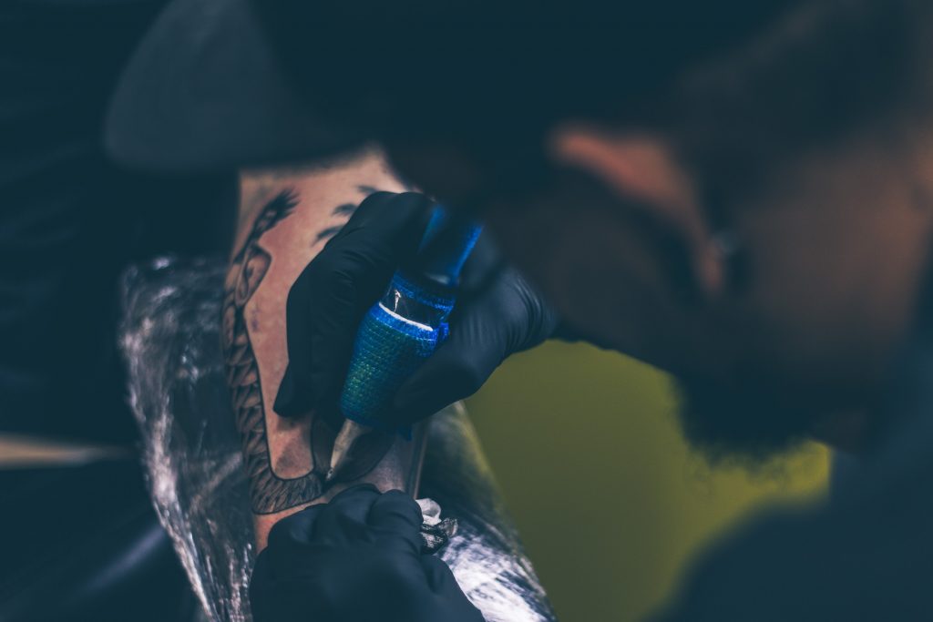 Tatuagem Braço Mecânico: Extravagância e Ousadia a Flor da Pele