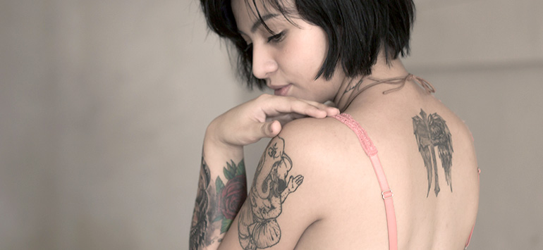 mulher tatuada