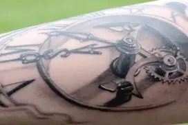 Tatuagem Braço Mecânico: Extravagância e Ousadia a Flor da Pele tatuagem braço mecânico