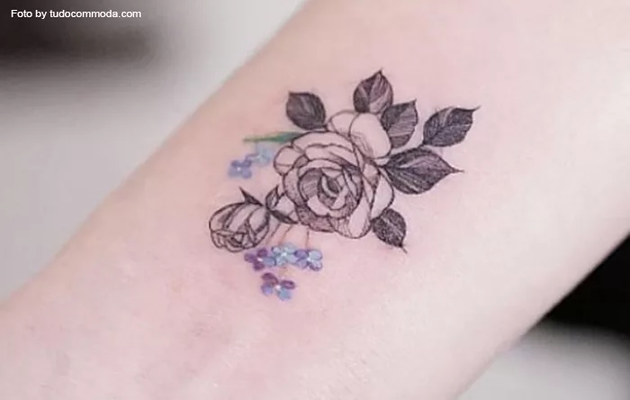 tatuagens de rosas no pulso para mulheres