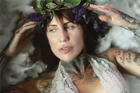 tatuagem no pescoço feminino
