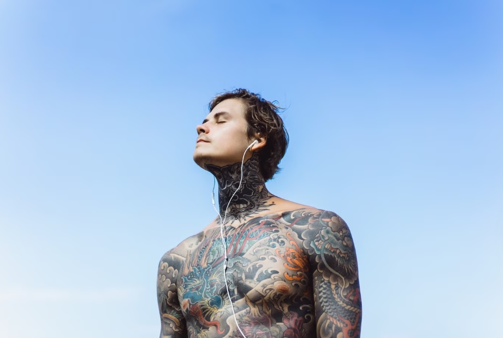 tatuagem no pescoço homem