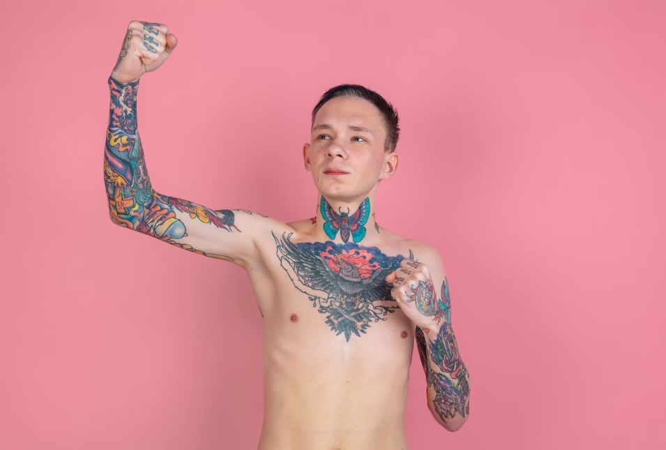 tatuagem de rosa no pescoço