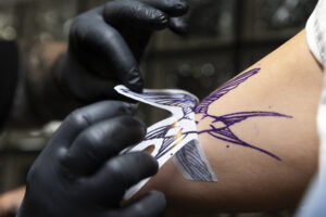 como remover tatuagem caseiro