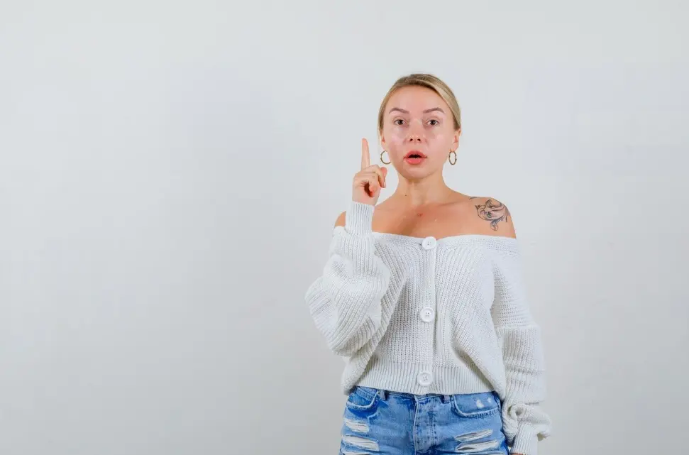tatuagem feminina no ombro delicada