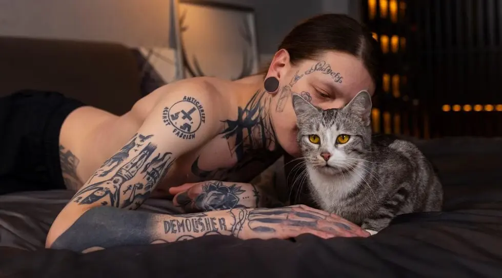 Quer fazer uma tatuagem perto da orelha? Visão Tattoo tatuagem perto da orelha