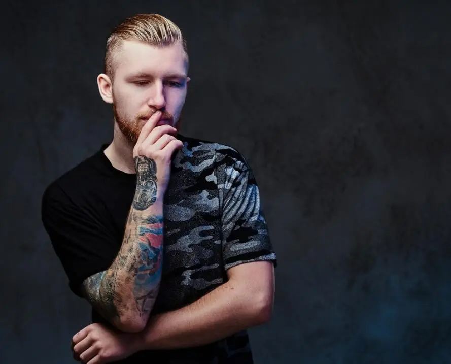 Significado da tatuagem "Chora agora, ri depois": Entenda o que essa frase representa qual o significado da tatuagem chora agora ri depois