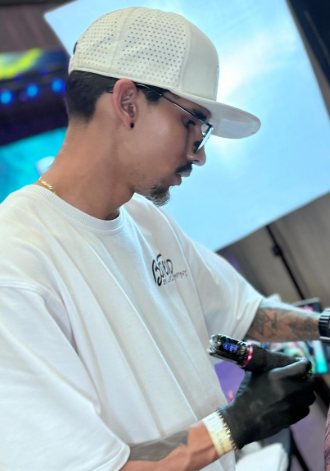 Marcel Belisario, tatuador da Visão Tattoo em Curitiba, durante uma sessão de tatuagem